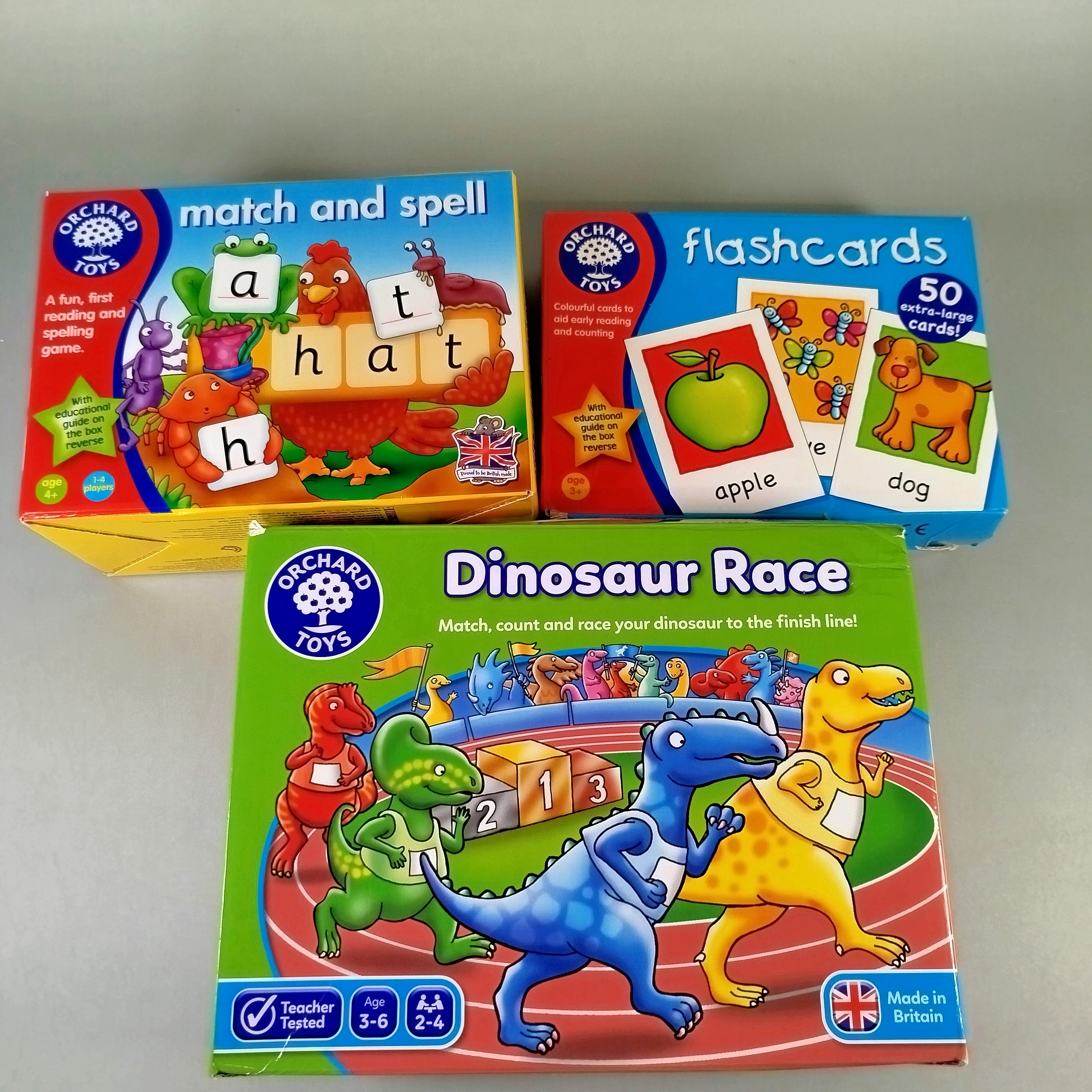 Orchard Toys Brettspiel-Set – Flashcards, Match and Spell, Dinosaur Race